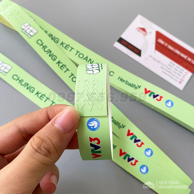 Vòng tay bằng giấy vé xem sân khấu